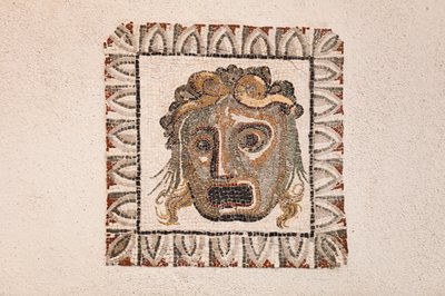 Vloermozaïek uit de 1e eeuw v.Chr. met een Dionysus-masker, uit een Romeinse villa nabij via Ruffinella in Rome, nationaal museum van Rome (museo nazionale romano), Rome, Italië door Unbekannter Künstler