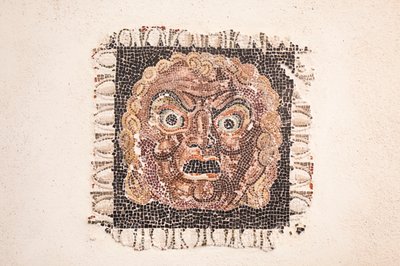Vloermozaïek uit de 1e eeuw v.Chr. met een Dionysus-masker, uit een Romeinse villa nabij via Ruffinella in Rome, nationaal museum van Rome (museo nazionale romano), Rome, Italië door Unbekannter Künstler