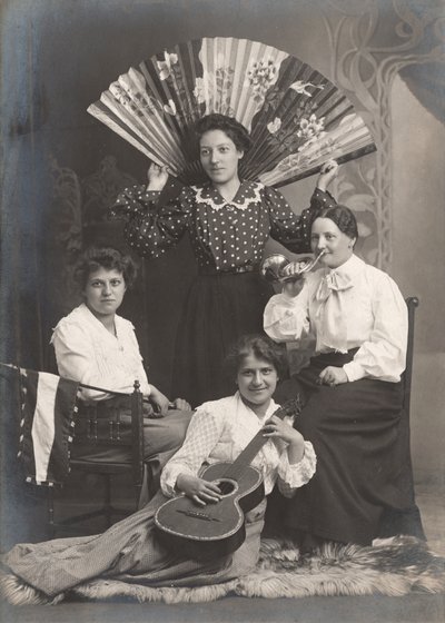 Vier dames met hoorn, gitaar en waaier, Frankrijk, ca. 1920 door Unbekannter Künstler
