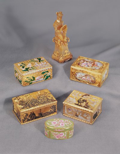 Vier Louis XV stijl geëmailleerde gouden snuifdozen, Stroganoff, en Duitse apen snuifdoos door Unbekannt