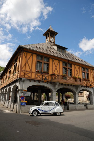 Frankrijk, Arreau, Citroën 2CV op weg naast middeleeuwse overdekte markt (foto) door Unbekannter Künstler