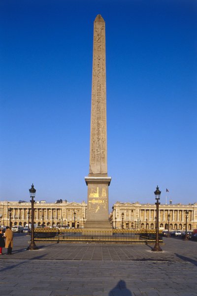 Frankrijk, Parijs, Obelisk van Luxor op de Place de la Concorde, Egyptische obelisk torent boven gebouw bedekt met vergulde hiërogliefen. door Unbekannt