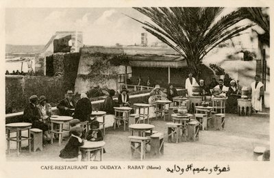 Fransen en Marokkanen bij het Oudaya Café, Rabat door Unbekannter Künstler