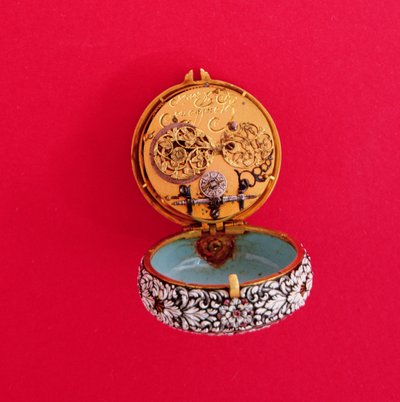 Franse zakhorloge met gouden kast geëmailleerd in reliëf met witte bloemen en bladeren met zwarte markeringen, door Goullons, ca.1650 (binnenplaat) door Unbekannt