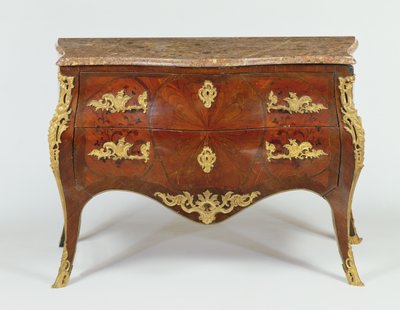 Franse serpentine commode met verguld bronzen beslag en marmeren blad, ca.1740 door Unbekannt