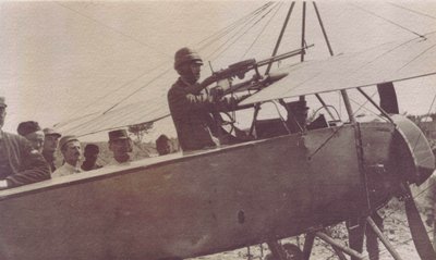 Franse soldaten rond het machinegeweer van een vliegtuig - 1915 door Unbekannt