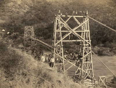 Fresno, Californië: 1890 Deze Foto door C.C. Curtis toont de Smith en Moore Brug over de Kings River die deel uitmaakt van een flume gebouwd door Hiram T. Smith en Austin D. Moore, om hout te transporteren van de Sierras voor hun bedrijf, de Kings River Lu door Unbekannt
