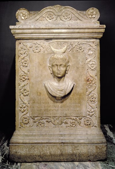 Grafsteen van een tienjarig meisje genaamd Julia Victorina, Romeins (marmer) door Unbekannt