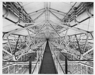 Loopbrug in dak van star luchtschip hangar in RNAS Pulham door Unbekannt