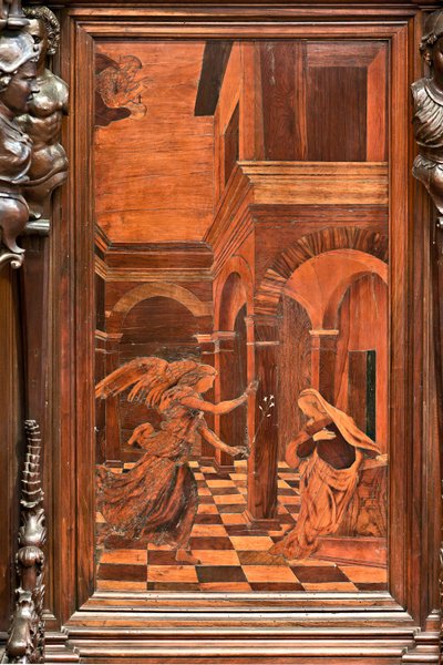 Genua, Duomo (Sint-Laurenskathedraal), binnen, presbyterium, apsis, koor, zuidzijde: "Aankondiging", houtintarsia door Gian Michele De