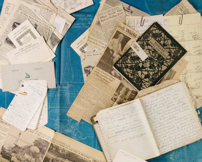 Groep archiefmateriaal inclusief correspondentie, krantenknipsels, blauwdrukken, patenten, leermateriaal en ovenmodellen door Unbekannt