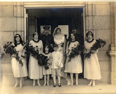 Groepshuwelijksfoto van Lady Maud Cavendish en Kapitein Macintosh door William M. Timlin