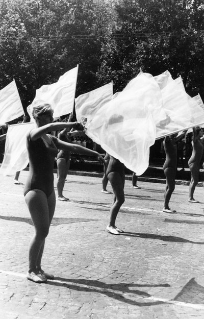 Gymnasten parade in Boekarest. door Unbekannt