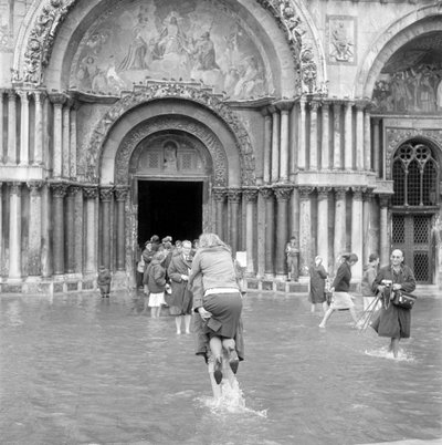 Hoogwater in Venetië (acqua alta of overstromingen), San Marcoplein door Unbekannt