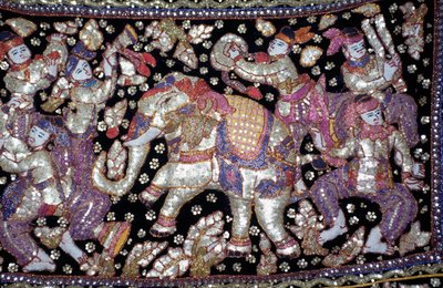 Handgemaakt geborduurd doek met ridders, dames en olifanten, Ratchaburi, Thailand door William M. Timlin