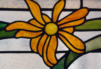 Handgemaakt glas-in-loodraam met bloemendecoratie, Rome, Lazio, Italië (detail) door William M. Timlin