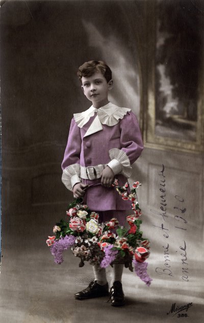 Gelukkig Nieuwjaar Wenskaart: Een kind met een mand bloemen - Ansichtkaart gedateerd 1920 door Unbekannt
