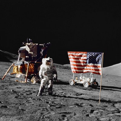Harrison H Schmitt op het maanoppervlak tijdens Apollo 17 landingsmissie door Unbekannt