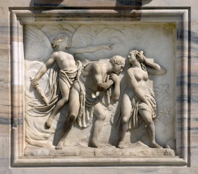 Hoog reliëf dat Adam en Eva uit het Paradijs verdrijft door Carlo Maria Giudici. 1791. Kathedraal (dom of duomo) van Milaan, Italië door Unbekannt