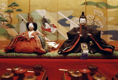 Hina-poppen, gemaakt van washi, traditioneel Japans papier, gekleed in verfijnde, elegante kleding, adellijke of koninklijke familie van de Heian-periode, Kurashiki, Japanse beschaving door Benjamin Baud
