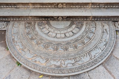 Historisch stenen reliëf; decoratieve steen versierd met dieren aan de voet van een trap; maansteen bij Jaya Sri Maha Bodhi; Anuradhapura; Sri Lanka; Azië door Unbekannt