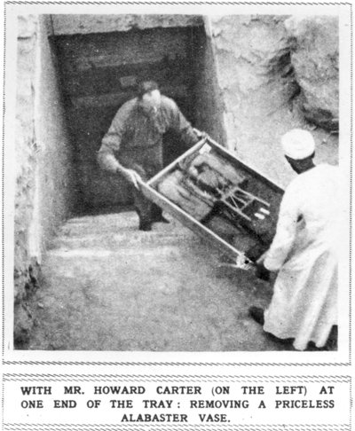Howard Carter (1874-1939) verwijdert schatten uit het graf van Toetanchamon door Unbekannt
