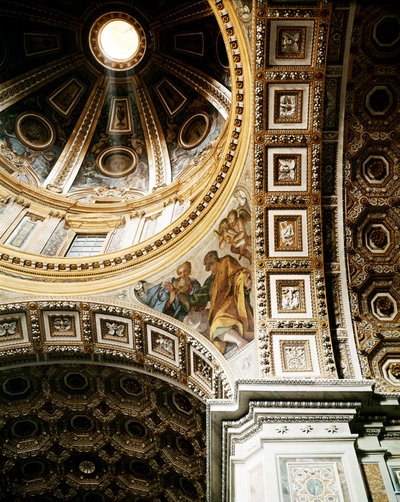 Binnenaanzicht van de koepel van de Sint-Pietersbasiliek (Basilica San Pietro) in Rome. Detail. Begonnen door Michelangelo en voltooid door Giacomo della Porta en Fontana. Rome, Italië door Unbekannt