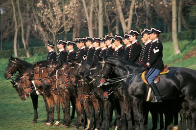 Italië, Cuirassiers-eskadron te paard in rij door William M. Timlin