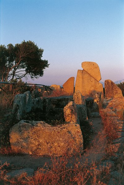 Italië, Sardinië, Arzachena, provincie Olbia-Tempio, Li Longhi reuzengraf, achteraanzicht door Nicolas d