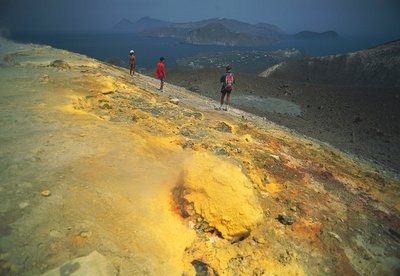 Italië, Sicilië, Eolische Eilanden, Messina, Vulcano Eiland, Zwavelhoudende fumarolen en Lipari Eiland op de achtergrond door Benjamin Baud