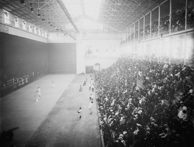 Jai alai is een sport waarbij een bal wordt gestuiterd tegen een muur met een handapparaat (cesta) door Unbekannt