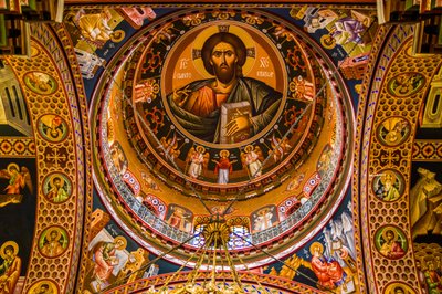 Jezus als Pantocrator, Byzantijnse Minas-kathedraal met kleurrijke fresco