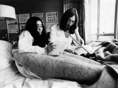 John Lennon en Yoko Ono in het Hilton Hotel in Amsterdam, 25 maart 1969 (zwart-wit foto) door Unbekannt