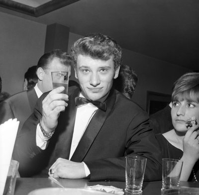 Johnny Hallyday drinkt een cocktail aan de bar, Cortina d