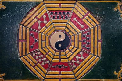 Khanh Van Nam Vien Taoïstische pagode. Yin Yang symbool. Ho Chi Minhstad. Vietnam door Unbekannt