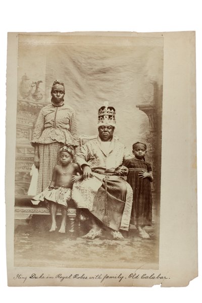 Koning Duke in koninklijke gewaden met familie, Old Calabar, Nigeria, c.1890 door Unbekannt