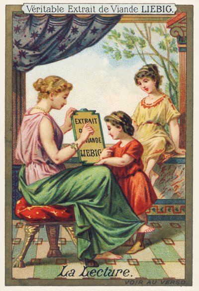 De lezing. Een zittende jonge vrouw toont een reclamebord van Liebig aan twee staande meisjes. Chromolithografie reclame, Liebig