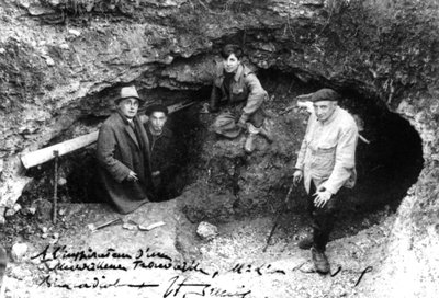 Leon Laval, Marcel Ravidat, Jacques Marsal en Abt Breuil bij de ingang van de grot van Lascaux, Montignac, Frankrijk door Unbekannt