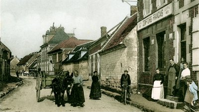 Les Comptoirs Français, een voedingsmiddelenafdeling, in Remy, c. 1900 en 1914 door Benjamin Baud
