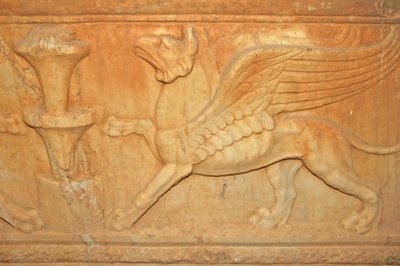 Libië, mythisch beest houtsnijwerk detail op Attische Sarcofaag (2e eeuw na Christus) door Unbekannt