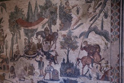 Zaal van de kleine jacht. Algemeen overzicht van het mozaïek. 3e - 4e eeuw. Romeinse Villa van de Casale, Sicilië. UNESCO-site. door William M. Timlin
