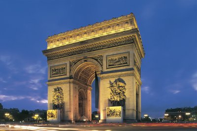 Laag standpunt van een boog, Arc De Triomphe, Parijs, Frankrijk door Benjamin Baud