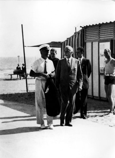 Mostra del Cinema jaren 1930: de duce Benito Mussolini op Lido met graaf Giuseppe Volpi di Misurata Venetië door Unbekannt