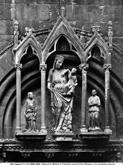 Madonna met Kind en twee Heiligen. Schilderij door Broeder Guglielmo Agnelli in de kleine tempel boven het Hoofdportaal, Kerk van San Michele in Borgo, Pisa. door Unbekannt
