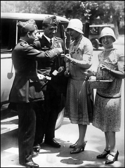 Madrid (Spanje) juni 1929: De twee Spaanse piloten Jimenez en Iglesias die terugkeren van hun reis naar Zuid-Amerika kopen bloemen voor de behoeftigen in Madrid door Unbekannt