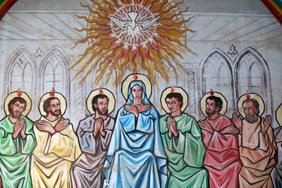 Marian heiligdom Onze Lieve Vrouw van het Meer, Togo. De Heilige Geest daalt neer op de Maagd Maria en de Apostelen. Schilderij. Togo door Unbekannt