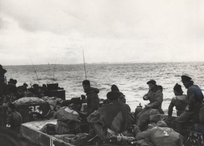 Mariniers van 41 (RM) Commando aan boord van LCT (Landing Craft Tank) 532, naderen Westkapelle tijdens de landingen op Walcheren, Nederland door Unbekannt