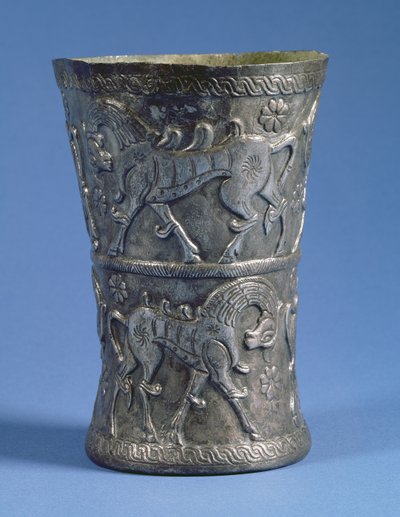 Marlik beker van cilindrische vorm met twee decoratieve banden die paradepaarden afbeelden, c.1100 v.Chr. (zilver) door Unbekannt