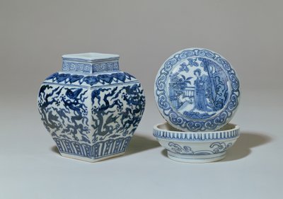 Ming blauw en wit vierkante balusterpot en ronde doos, Chia Ching periode door Unbekannt