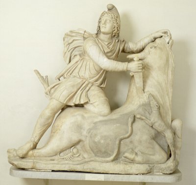 Mithras die de stier offert, marmeren reliëf, Romeins, 2e eeuw door Unbekannt